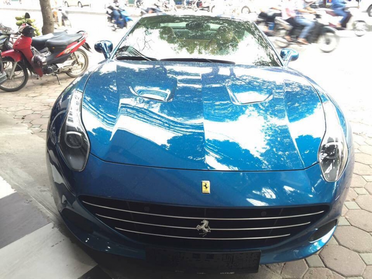 Xe thể thao Ferrari California T đầu tiên về Hà Nội