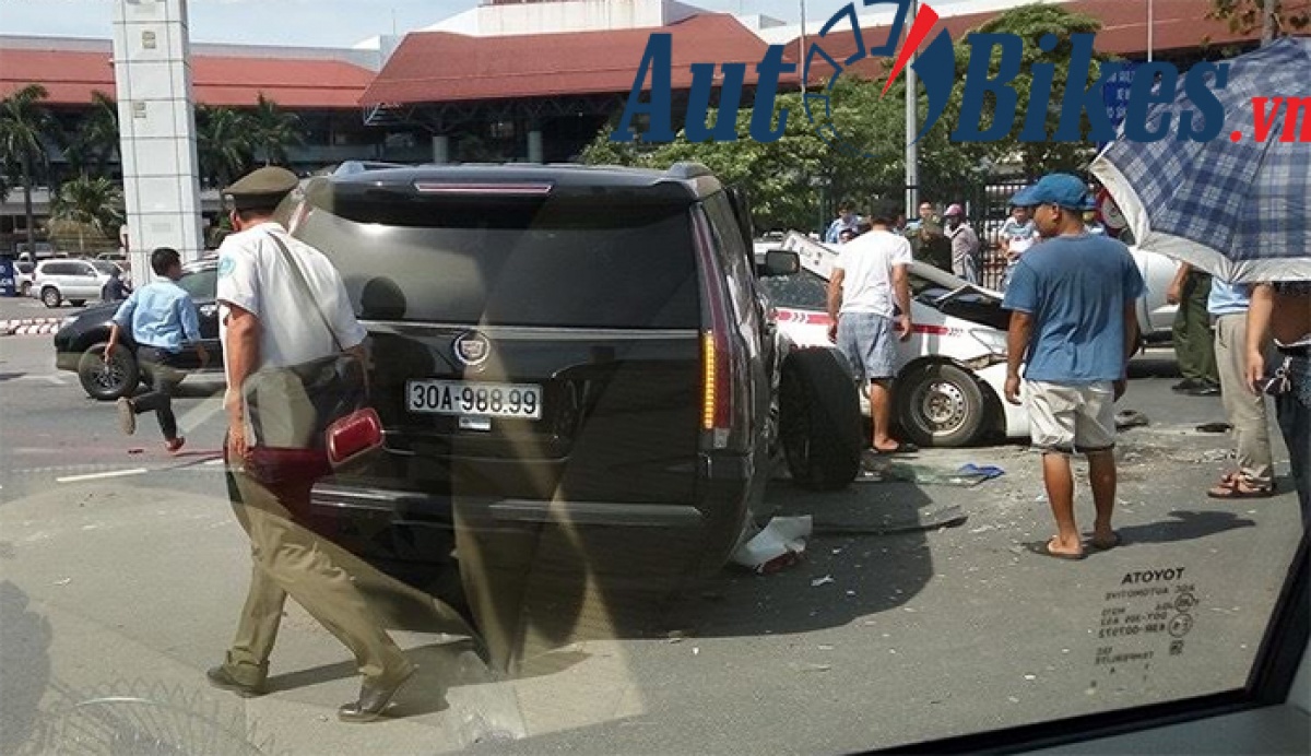 cadillac escalade gan 7 ty gap tai nan o san bay noi bai