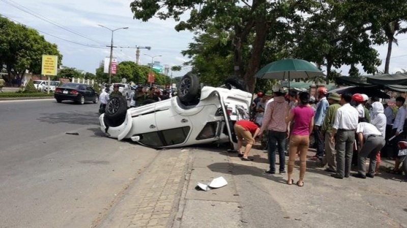 khach viet lien tuc phan anh toyota fortuner bi lat