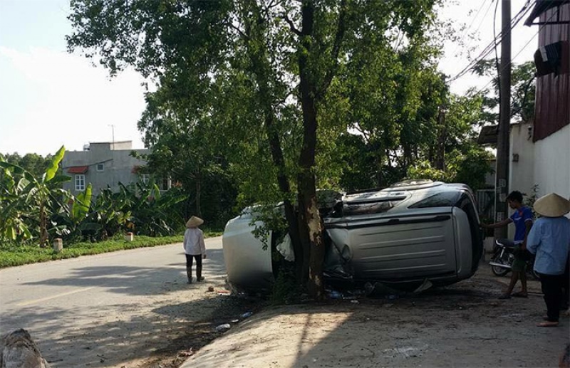 khach viet lien tuc phan anh toyota fortuner bi lat