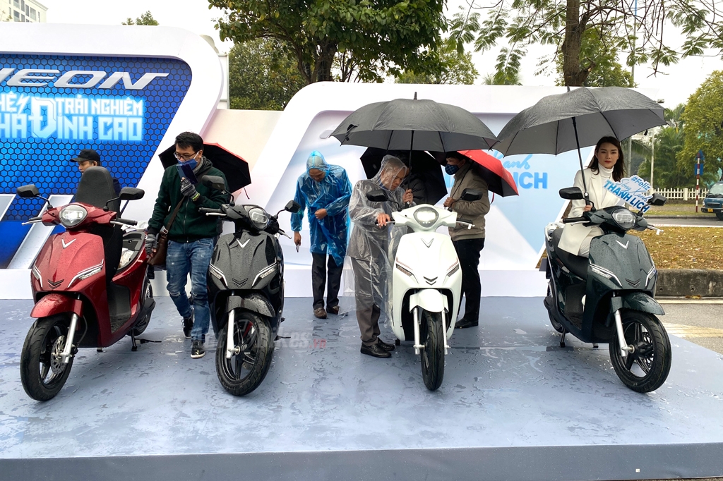 Video: Đánh giá nhanh bộ đôi xe máy điện VinFast Feliz, Theon Video: Đánh giá nhanh bộ đôi xe máy điện VinFast Feliz, Theon