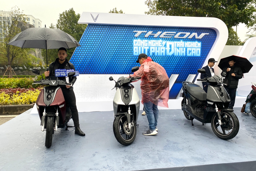 Video: Đánh giá nhanh bộ đôi xe máy điện VinFast Feliz, Theon Video: Đánh giá nhanh bộ đôi xe máy điện VinFast Feliz, Theon