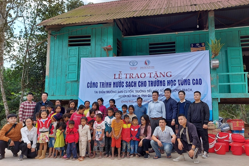 Quỹ Toyota Việt Nam bàn giao hệ thống lọc nước cho trường tiểu học tại Quảng Bình