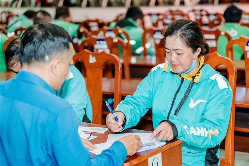 VinFast hợp tác CEP hỗ trợ tài xế xe ôm tại TP.HCM mua xe máy điện trả góp lãi suất 0% VinFast hợp tác CEP hỗ trợ tài xế xe ôm tại TP.HCM mua xe máy điện trả góp lãi suất 0%