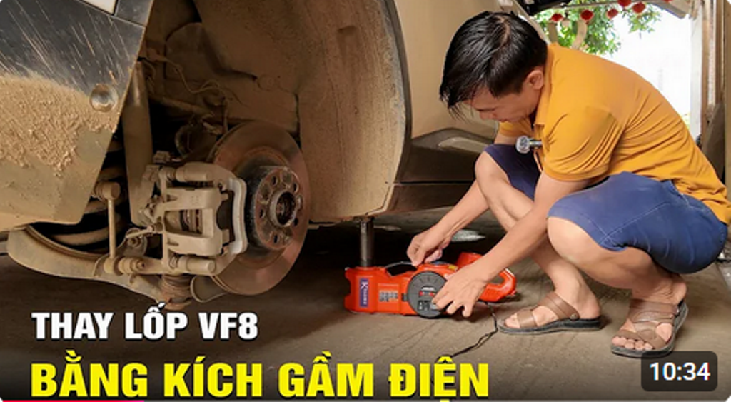 Cách thay lốp VF8 bằng kích gầm điện