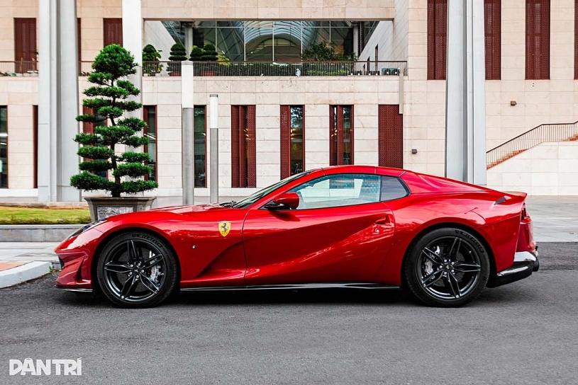 Siêu xe Ferrari 812 mui trần rao bán giá 25 tỷ, màu sơn bằng tiền mua VF 5
