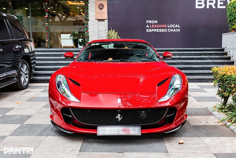 Siêu xe Ferrari 812 mui trần rao bán giá 25 tỷ, màu sơn bằng tiền mua VF 5