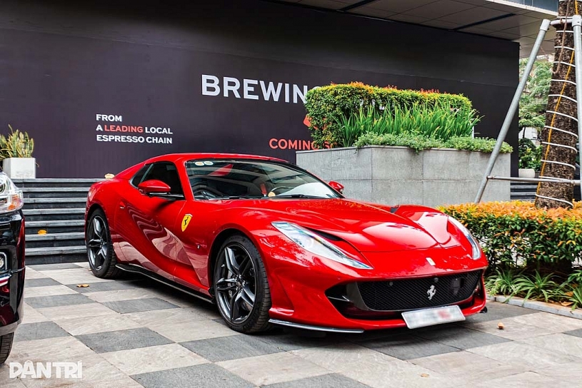 Siêu xe Ferrari 812 mui trần rao bán giá 25 tỷ, màu sơn bằng tiền mua VF 5