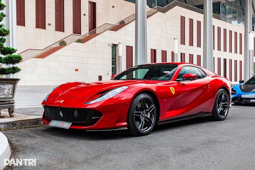 Siêu xe Ferrari 812 mui trần rao bán giá 25 tỷ, màu sơn bằng tiền mua VF 5