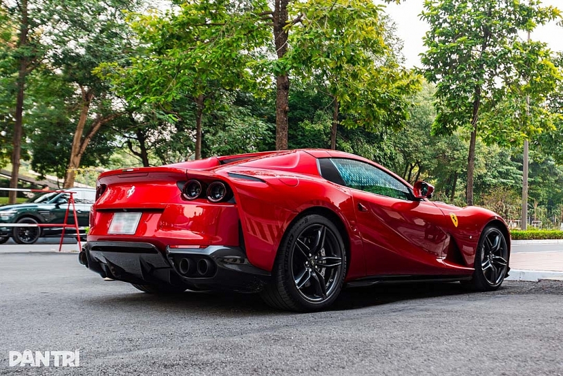 Siêu xe Ferrari 812 mui trần rao bán giá 25 tỷ, màu sơn bằng tiền mua VF 5