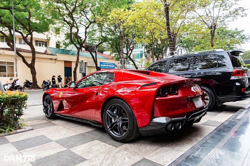Siêu xe Ferrari 812 mui trần rao bán giá 25 tỷ, màu sơn bằng tiền mua VF 5