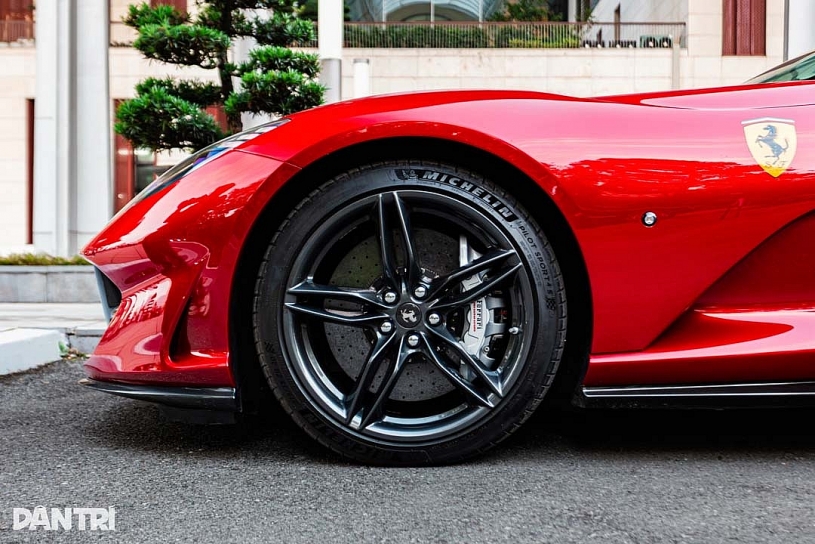 Siêu xe Ferrari 812 mui trần rao bán giá 25 tỷ, màu sơn bằng tiền mua VF 5