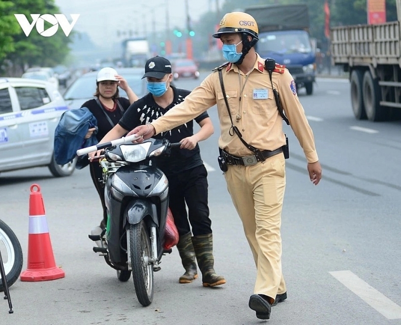 Mức phạt mới nhất năm 2026 cho lỗi xe máy chuyển hướng không bật xi nhan