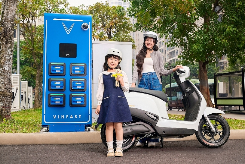 VinFast ra mắt 4 mẫu xe máy điện mới, hoàn thiện lắp đặt 4.500 trạm đổi pin đầu tiên VinFast ra mắt 4 mẫu xe máy điện mới, hoàn thiện lắp đặt 4.500 trạm đổi pin đầu tiên