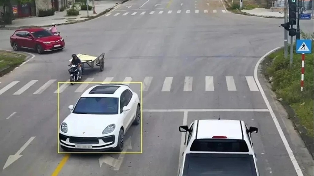 Mức phạt mới nhất năm 2026 cho lỗi ô tô đè vạch liền màu vàng