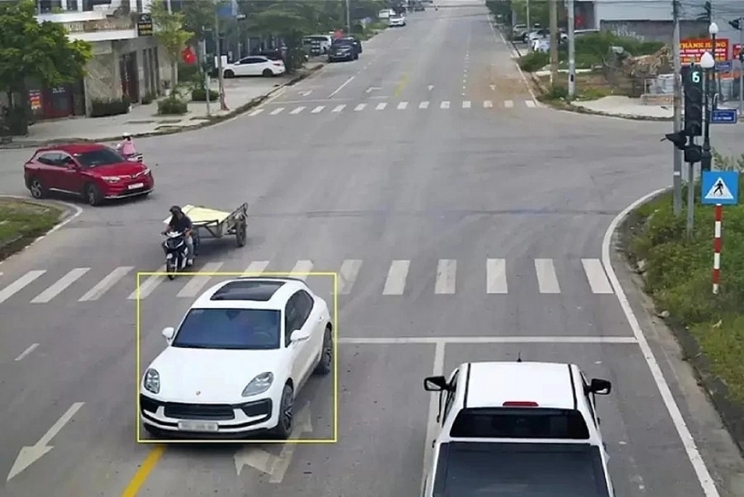 Mức phạt mới nhất năm 2026 cho lỗi ô tô đè vạch liền màu vàng Mức phạt mới nhất năm 2026 cho lỗi ô tô đè vạch liền màu vàng