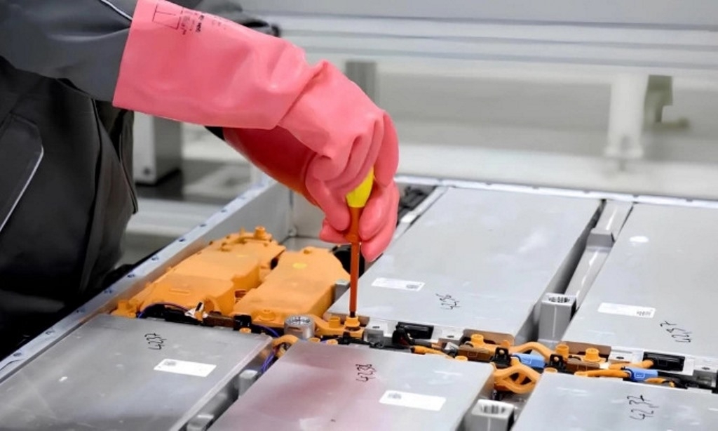 Trung Quốc siết quy định tái chế pin xe điện