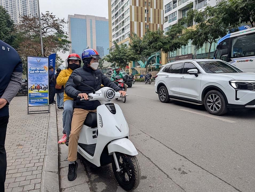 Người dân Hà Nội vượt rét đi đổi xe máy xăng cũ lấy xe điện VinFast Người dân Hà Nội vượt rét đi đổi xe máy xăng cũ lấy xe điện VinFast