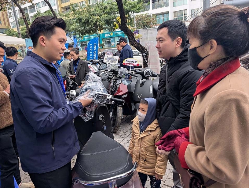 Người dân Hà Nội vượt rét đi đổi xe máy xăng cũ lấy xe điện VinFast Người dân Hà Nội vượt rét đi đổi xe máy xăng cũ lấy xe điện VinFast