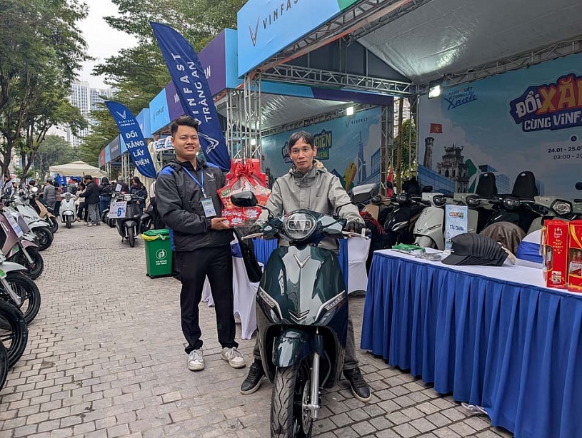 Người dân Hà Nội vượt rét đi đổi xe máy xăng cũ lấy xe điện VinFast Người dân Hà Nội vượt rét đi đổi xe máy xăng cũ lấy xe điện VinFast