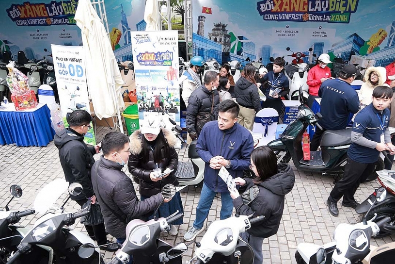 Người dân Hà Nội vượt rét đi đổi xe máy xăng cũ lấy xe điện VinFast Người dân Hà Nội vượt rét đi đổi xe máy xăng cũ lấy xe điện VinFast