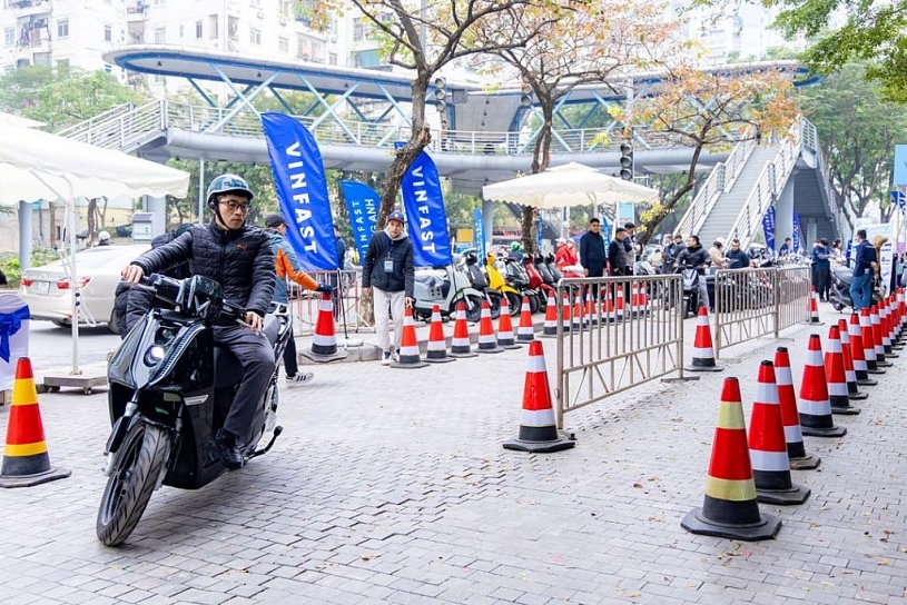 Sôi động ngày hội “đổi xăng lấy điện” của VinFast trên khắp 3 miền Sôi động ngày hội “đổi xăng lấy điện” của VinFast trên khắp 3 miền