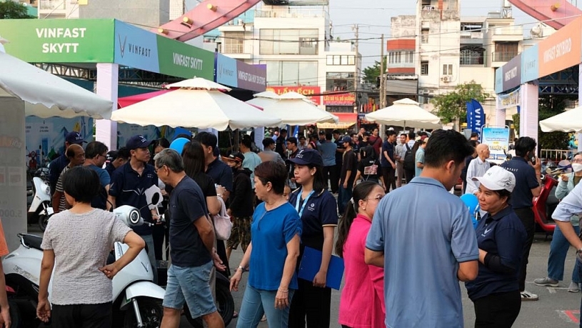 Sôi động ngày hội “đổi xăng lấy điện” của VinFast trên khắp 3 miền Sôi động ngày hội “đổi xăng lấy điện” của VinFast trên khắp 3 miền
