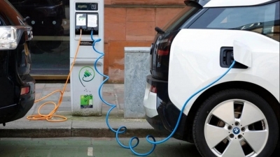 Thí điểm đỗ xe điện miễn phí trong thành phố, quy định mới gây tranh cãi