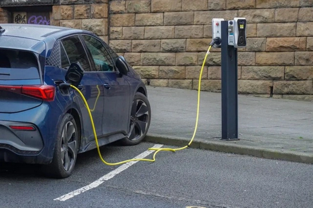 Thí điểm đỗ xe điện miễn phí trong thành phố, quy định mới gây tranh cãi