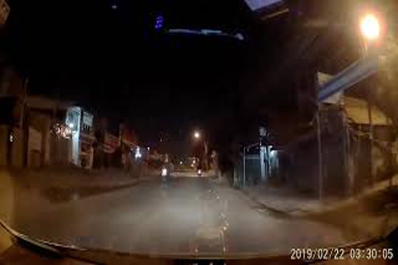 Video xe máy phóng như bay, gặp ngay ổ gà và cái kết