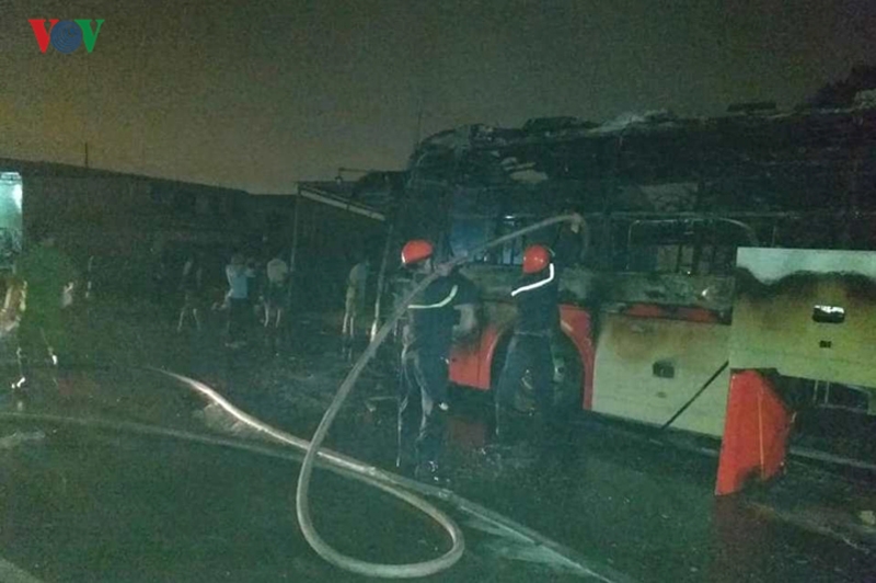 xe khach tro gan 50 nguoi boc chay du doi tren ql 1a