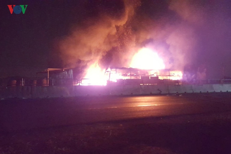 xe khach tro gan 50 nguoi boc chay du doi tren ql 1a