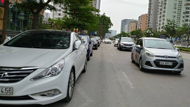 Nhức nhối ô tô chiếm lòng đường làm nơi đỗ xe
