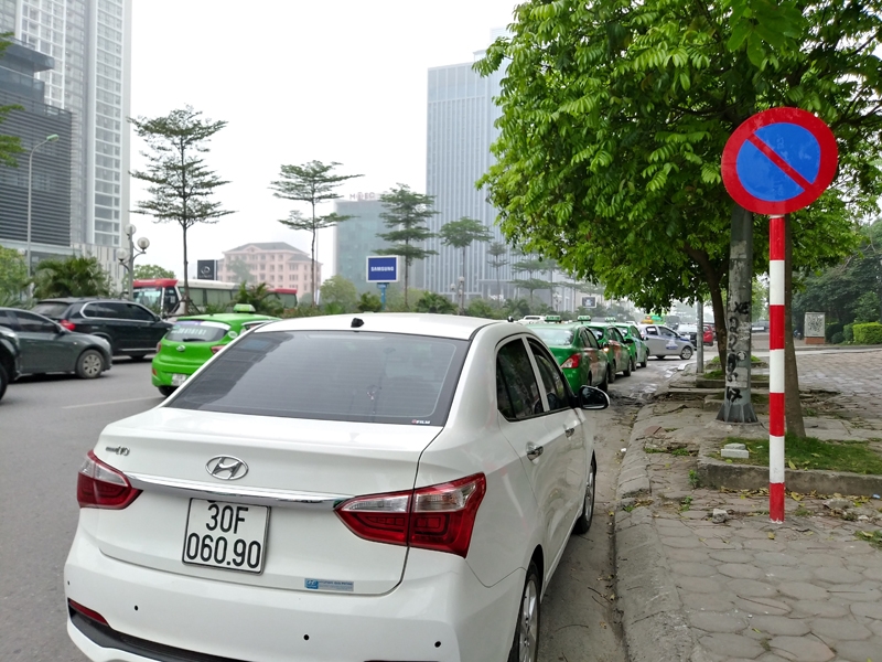  Nhức nhối ô tô chiếm lòng đường làm nơi đỗ xe