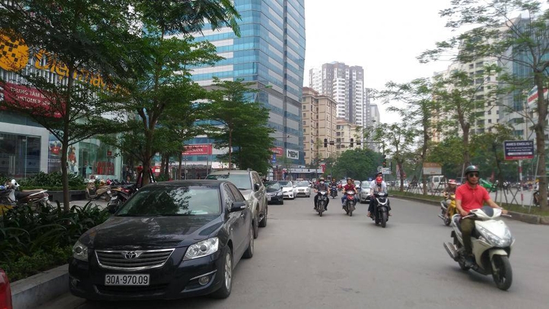  Nhức nhối ô tô chiếm lòng đường làm nơi đỗ xe