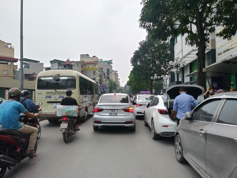  Nhức nhối ô tô chiếm lòng đường làm nơi đỗ xe