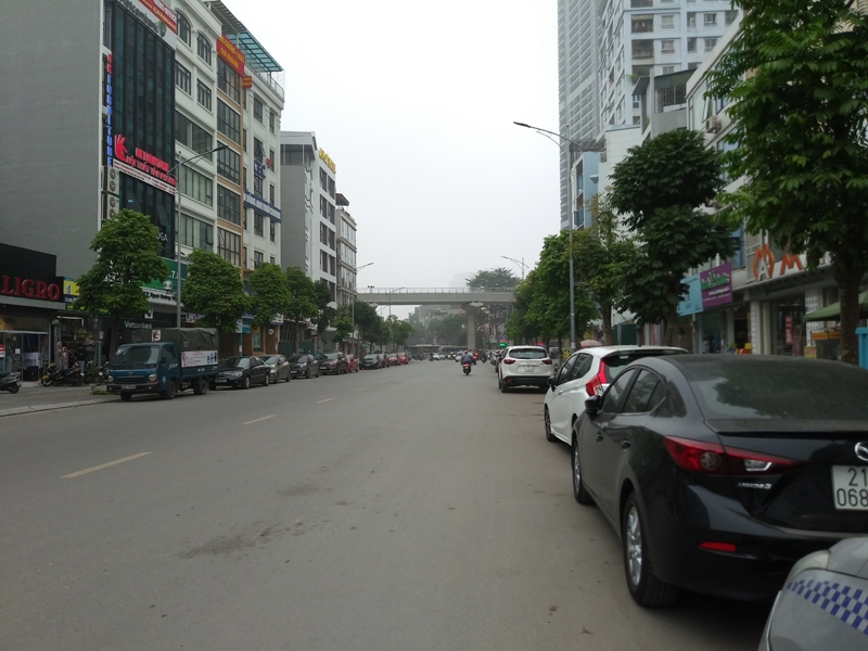  Nhức nhối ô tô chiếm lòng đường làm nơi đỗ xe