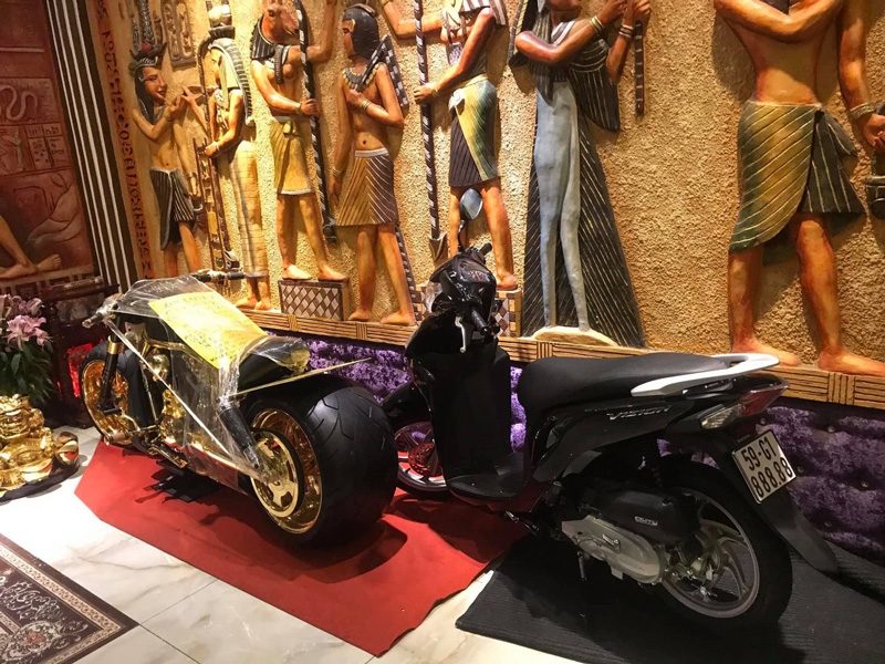 bat ngo dan sieu xe cua phuc xo chi ma dong va gan bien gia