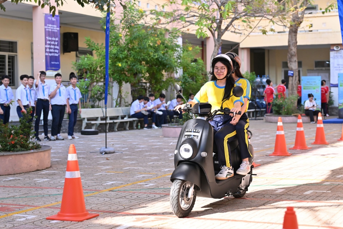 VinFast Motio giúp phụ huynh hết đau đầu với xe máy trôi nổi đội lốt xe đạp điện