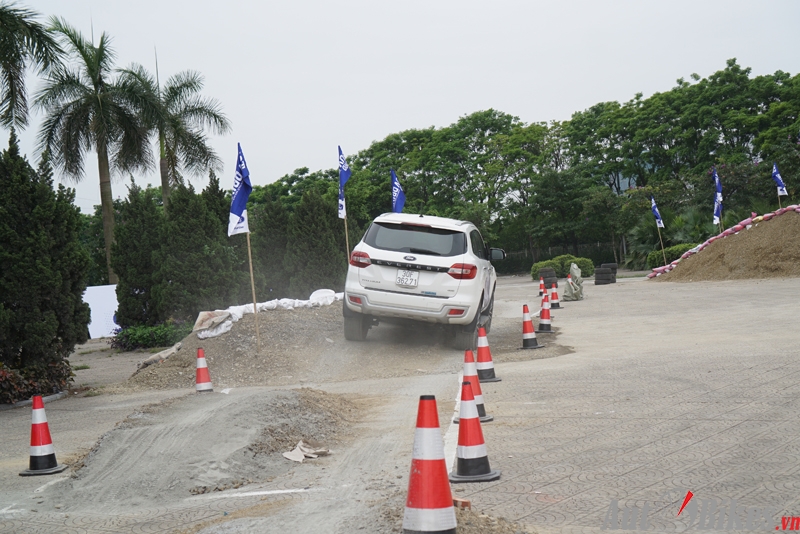 Trải nghiệm dàn xe SUV bạc tỷ của Ford tại Hà Nội với 6 thử thách ‘khó nhằn’