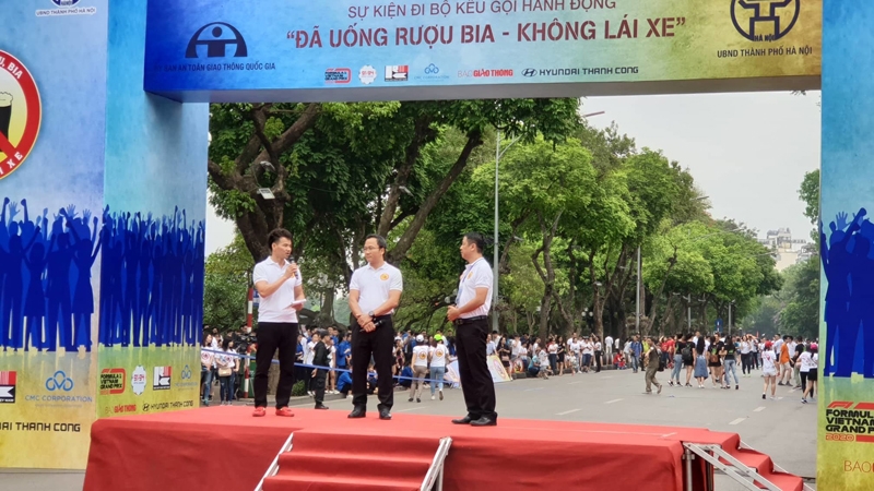 hon 10 nghin nguoi di bo keu goi da uong ruou bia khong lai xe