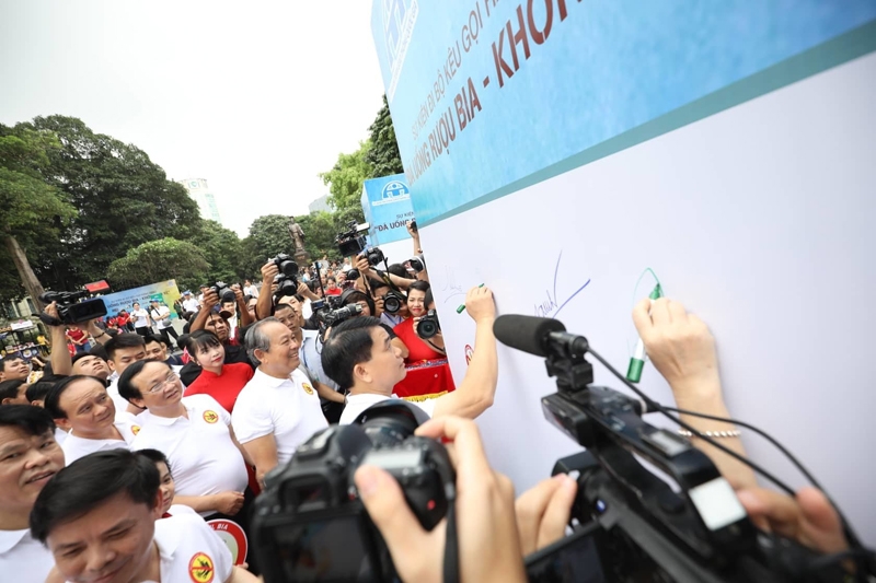 hon 10 nghin nguoi di bo keu goi da uong ruou bia khong lai xe