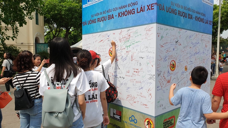 hon 10 nghin nguoi di bo keu goi da uong ruou bia khong lai xe