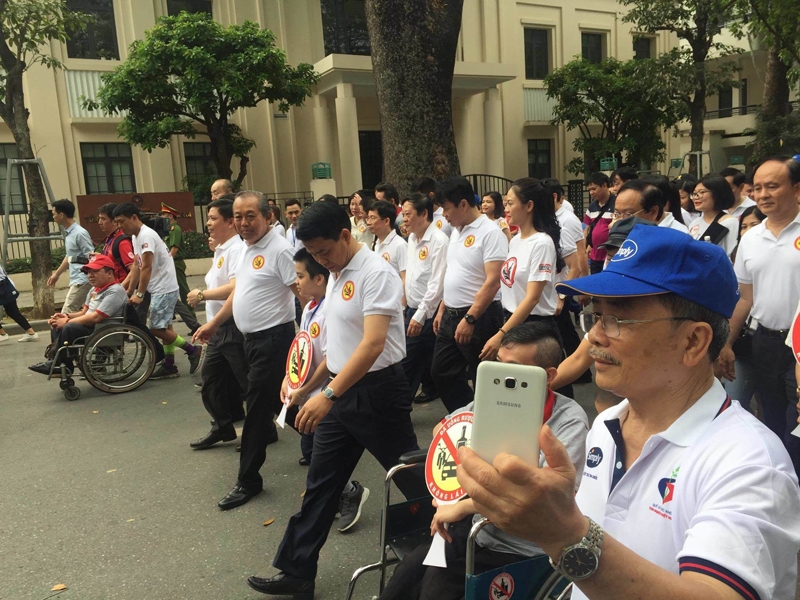 hon 10 nghin nguoi di bo keu goi da uong ruou bia khong lai xe