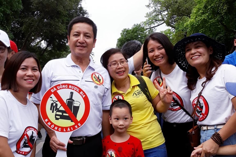 hon 10 nghin nguoi di bo keu goi da uong ruou bia khong lai xe