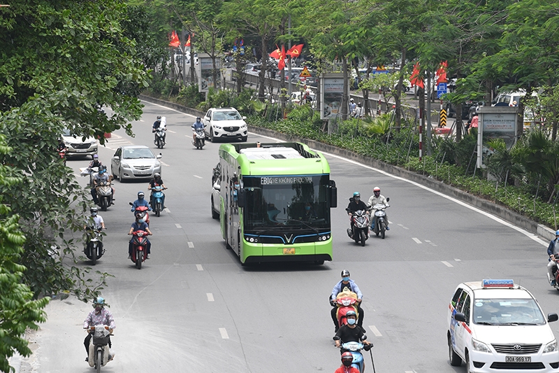 Xe buýt điện VinBus chạy thử nghiệm tuyến nội đô Hà Nội