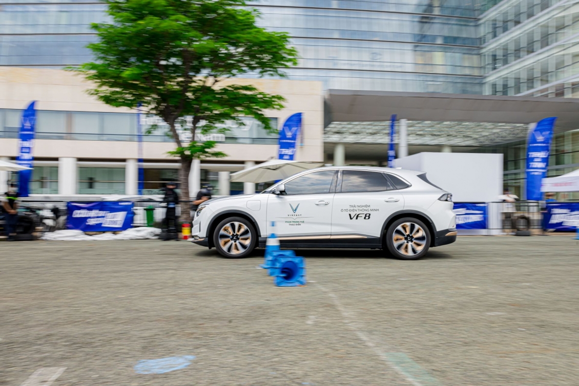Trải nghiệm “Thử & Tin”, nhiều người bất ngờ với khả năng vận hành của VinFast VF 8