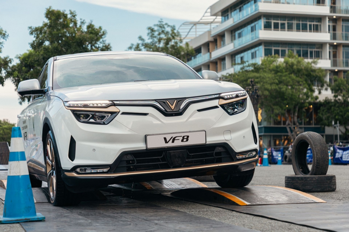 Trải nghiệm “Thử & Tin”, nhiều người bất ngờ với khả năng vận hành của VinFast VF 8