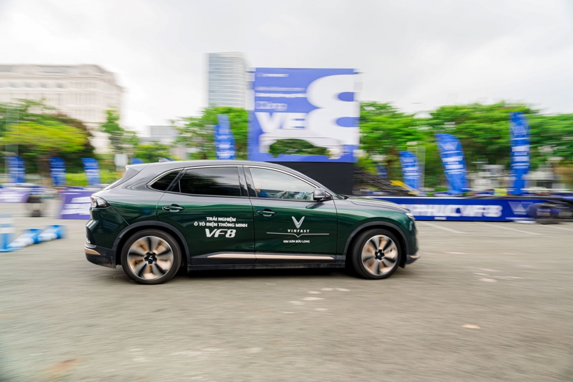 Trải nghiệm “Thử & Tin”, nhiều người bất ngờ với khả năng vận hành của VinFast VF 8