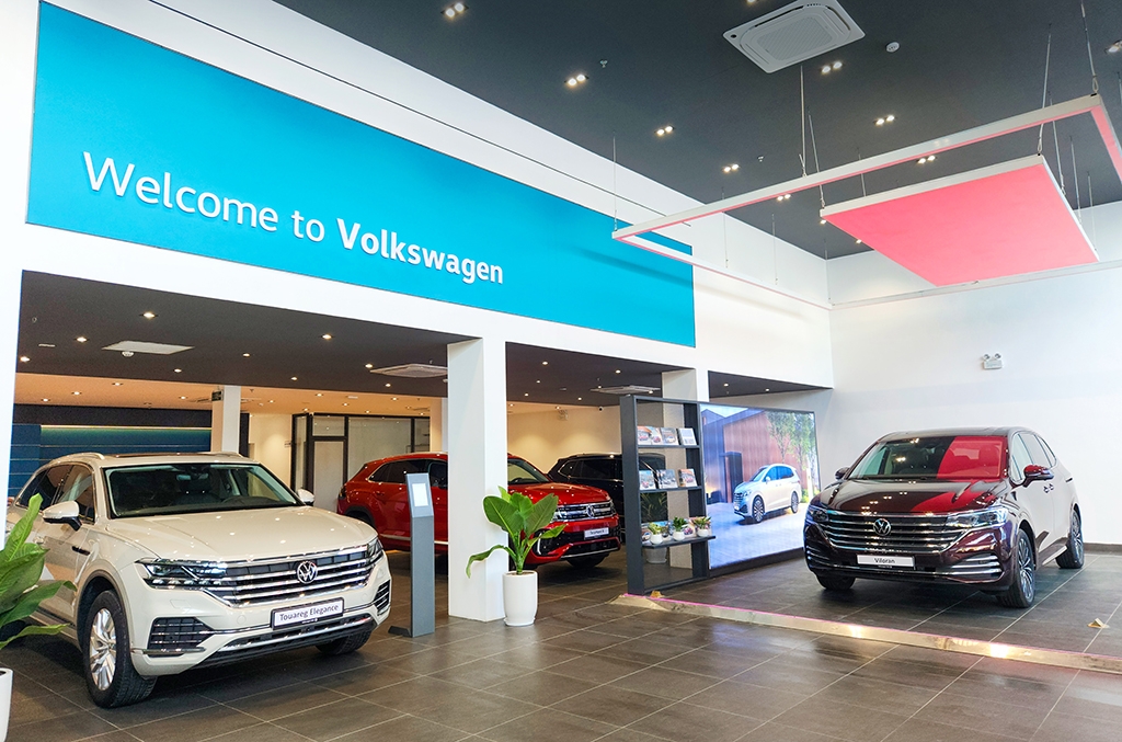 Hàng loạt mẫu xe sang 'giảm giá khủng', kích cầu doanh số